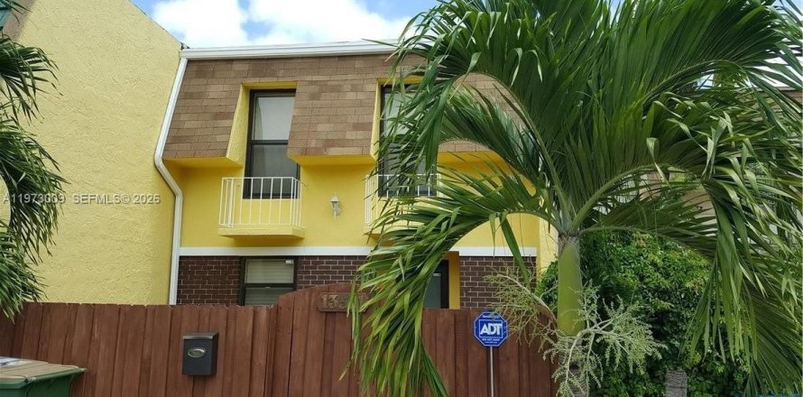 Таунхаус в Норт-Майами, Флорида 3 спальни, 152.36м2 № 2041299