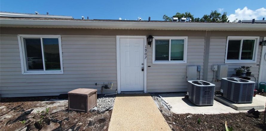 House in Palm Harbor, Florida 2 bedrooms, 92.9 sq.m. № 2198495
