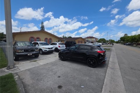 Immobilier commercial à vendre à Hialeah, Floride: 220.55 m2 № 2084513 - photo 4