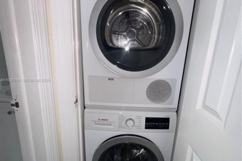 Condo in Miami Beach, Florida  № 2052895 - photo 17