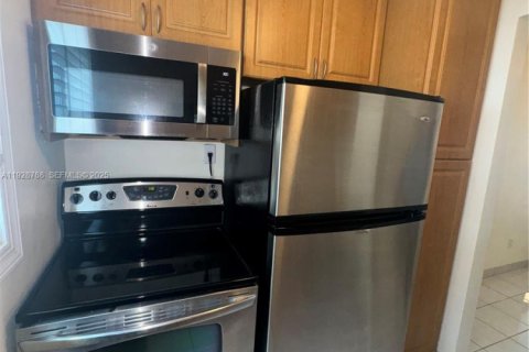 Condo in Miami Beach, Florida  № 2052895 - photo 13