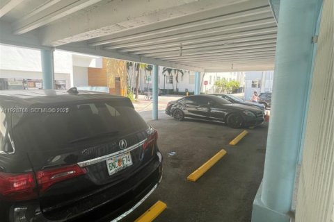 Condo in Miami Beach, Florida  № 2052895 - photo 29