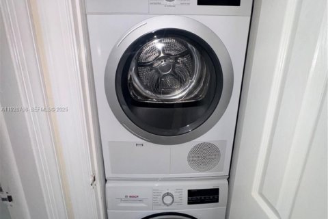 Condo in Miami Beach, Florida  № 2052895 - photo 16