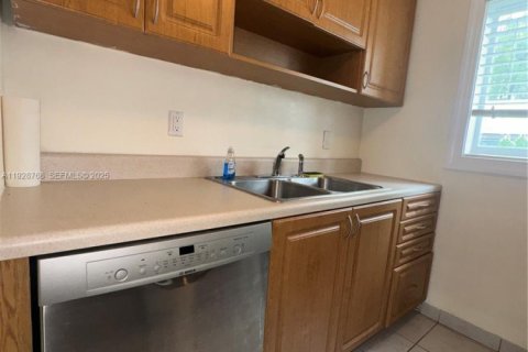 Condo in Miami Beach, Florida  № 2052895 - photo 9