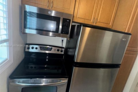 Condo in Miami Beach, Florida  № 2052895 - photo 12