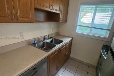 Condo in Miami Beach, Florida  № 2052895 - photo 10