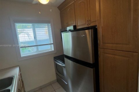 Condo in Miami Beach, Florida  № 2052895 - photo 11