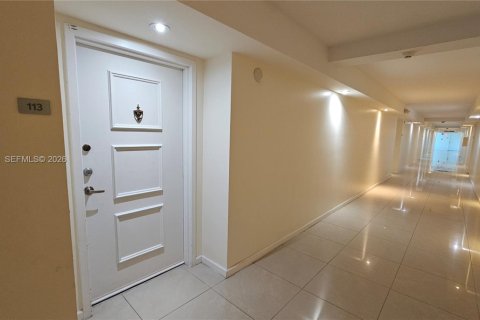 Condo in Weston, Florida, 1 bedroom  № 2003632 - photo 19