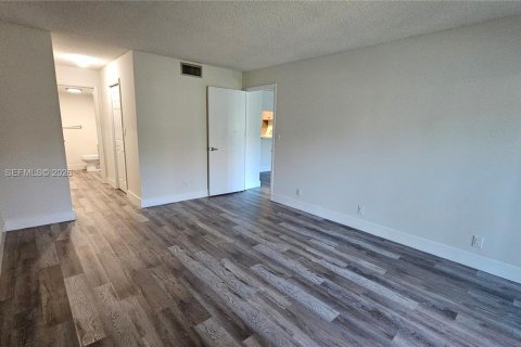 Condo in Weston, Florida, 1 bedroom  № 2003632 - photo 11