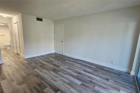 Condo in Weston, Florida, 1 bedroom  № 2003632 - photo 16
