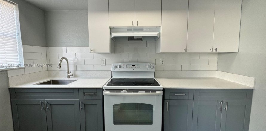 Condo in Miami, Florida, 3 bedrooms  № 2061247