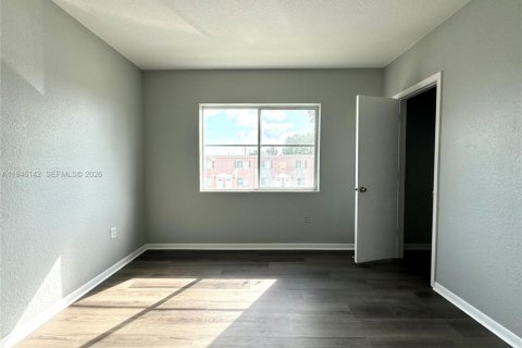 Condo in Miami, Florida, 3 bedrooms  № 2061247 - photo 17