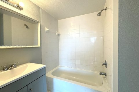 Condo in Miami, Florida, 3 bedrooms  № 2061247 - photo 15