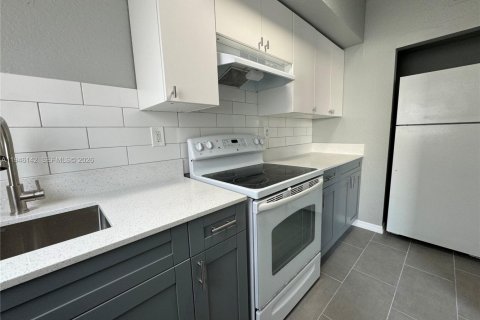 Condo in Miami, Florida, 3 bedrooms  № 2061247 - photo 3