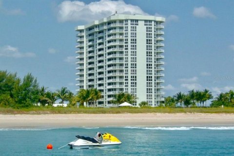 Condominio en venta en Hutchinson Island South, Florida, 2 dormitorios, 121.7 m2 № 1800447 - foto 1