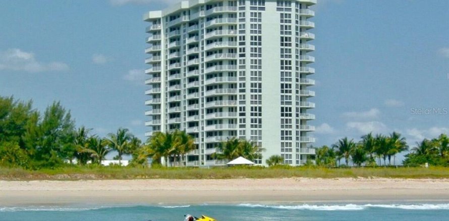 Condominio en Hutchinson Island South, Florida, 2 dormitorios  № 1800447