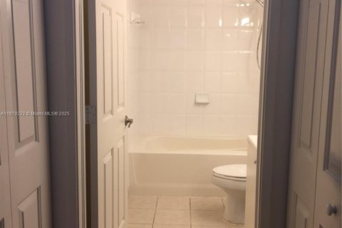 Снять в аренду кондоминиум в Тамарак, Флорида 2 спальни, 91.14м2, № 1927800 - фото 17