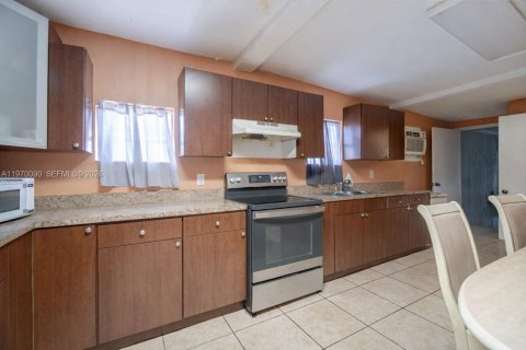Casa en venta en Miami, Florida, 4 dormitorios, 184.88 m2 № 2030827 - foto 12