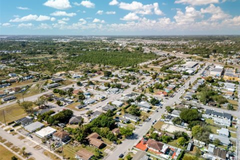 Casa en venta en Miami, Florida, 4 dormitorios, 184.88 m2 № 2030827 - foto 25