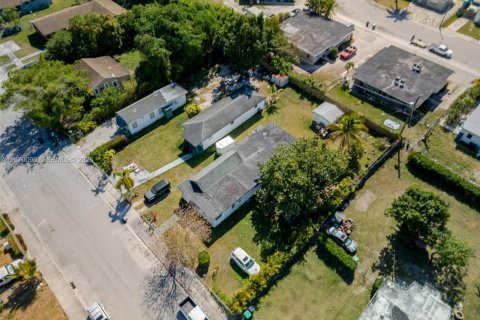 Casa en venta en Miami, Florida, 4 dormitorios, 184.88 m2 № 2030827 - foto 29