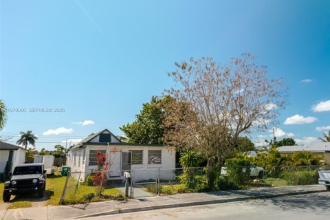 Casa en venta en Miami, Florida, 4 dormitorios, 184.88 m2 № 2030827 - foto 1