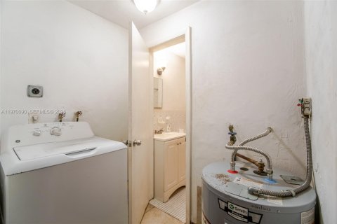 Casa en venta en Miami, Florida, 4 dormitorios, 184.88 m2 № 2030827 - foto 18
