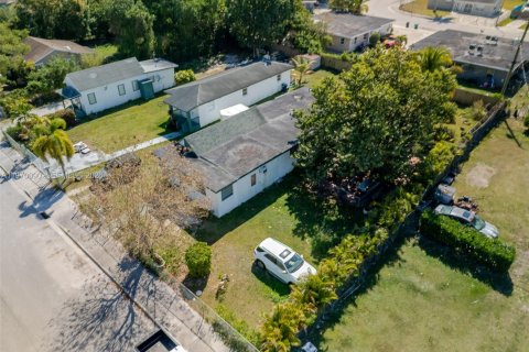 Casa en venta en Miami, Florida, 4 dormitorios, 184.88 m2 № 2030827 - foto 4