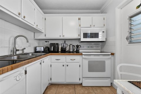 Condo in Hallandale Beach, Florida, 1 bedroom  № 2066094 - photo 21