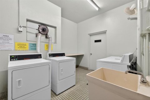 Condo in Hallandale Beach, Florida, 1 bedroom  № 2066094 - photo 29