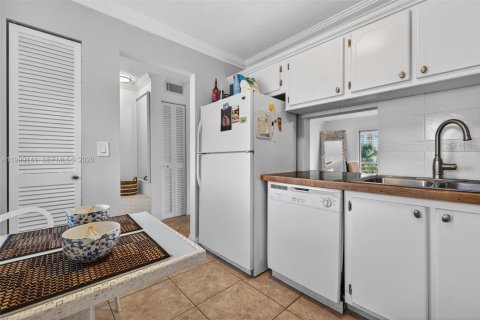 Condo in Hallandale Beach, Florida, 1 bedroom  № 2066094 - photo 22