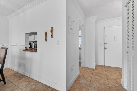 Condo in Hallandale Beach, Florida, 1 bedroom  № 2066094 - photo 9
