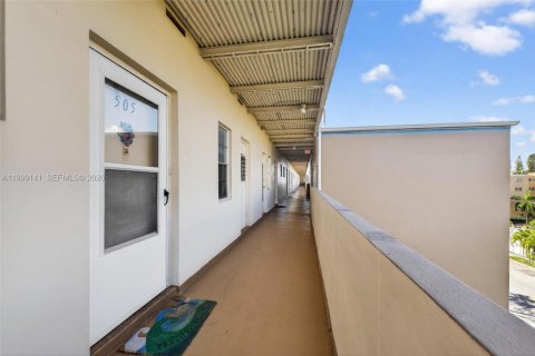 Condo in Hallandale Beach, Florida, 1 bedroom  № 2066094 - photo 6