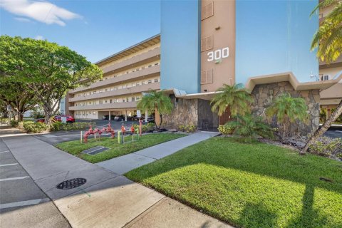 Condo in Hallandale Beach, Florida, 1 bedroom  № 2066094 - photo 2
