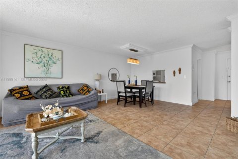 Condo in Hallandale Beach, Florida, 1 bedroom  № 2066094 - photo 13