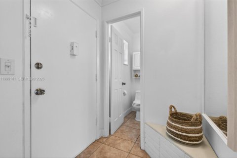 Condo in Hallandale Beach, Florida, 1 bedroom  № 2066094 - photo 8