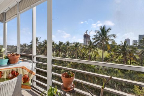 Condo in Hallandale Beach, Florida, 1 bedroom  № 2066094 - photo 19