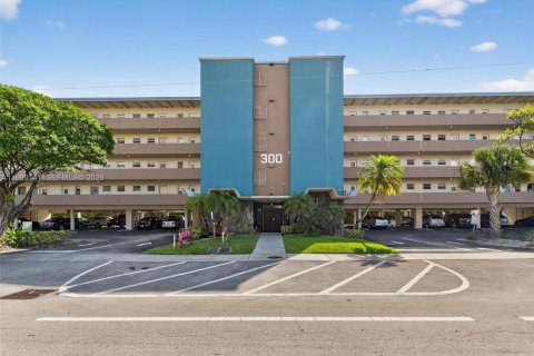 Condo in Hallandale Beach, Florida, 1 bedroom  № 2066094 - photo 3