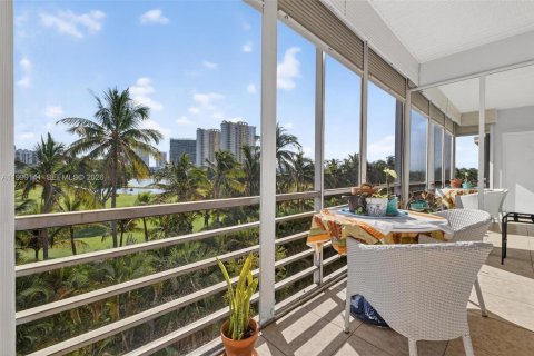 Condo in Hallandale Beach, Florida, 1 bedroom  № 2066094 - photo 17