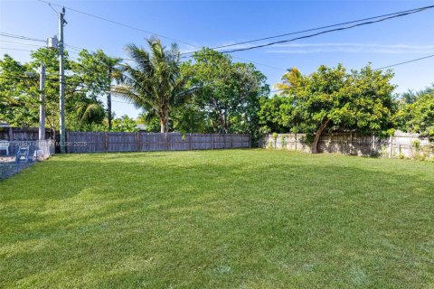 House in Hollywood, Florida 3 bedrooms, 69.68 sq.m. № 1683500 - photo 6