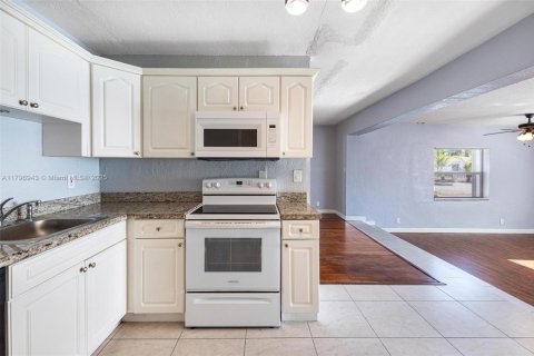 House in Hollywood, Florida 3 bedrooms, 69.68 sq.m. № 1683500 - photo 20