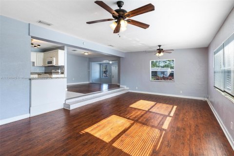 House in Hollywood, Florida 3 bedrooms, 69.68 sq.m. № 1683500 - photo 13