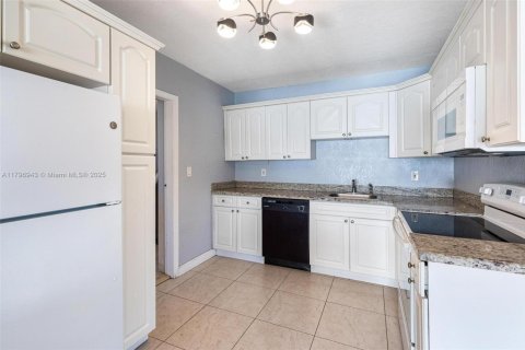 House in Hollywood, Florida 3 bedrooms, 69.68 sq.m. № 1683500 - photo 19