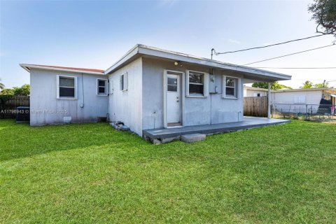 House in Hollywood, Florida 3 bedrooms, 69.68 sq.m. № 1683500 - photo 4