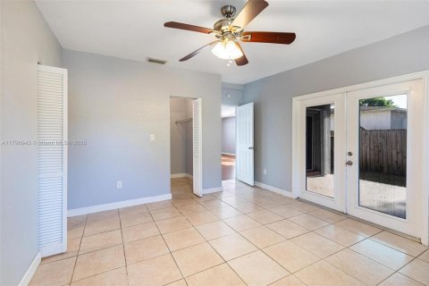 House in Hollywood, Florida 3 bedrooms, 69.68 sq.m. № 1683500 - photo 8
