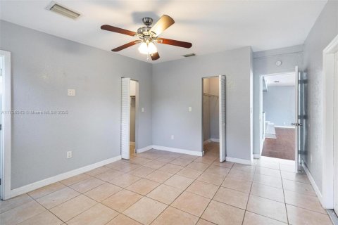 House in Hollywood, Florida 3 bedrooms, 69.68 sq.m. № 1683500 - photo 9
