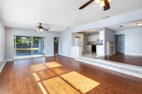 House in Hollywood, Florida 3 bedrooms, 69.68 sq.m. № 1683500 - photo 14