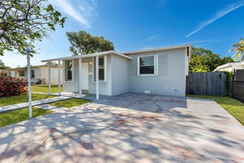 House in Hollywood, Florida 3 bedrooms, 69.68 sq.m. № 1683500 - photo 2