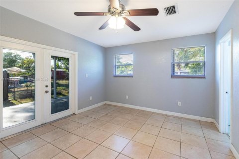House in Hollywood, Florida 3 bedrooms, 69.68 sq.m. № 1683500 - photo 11