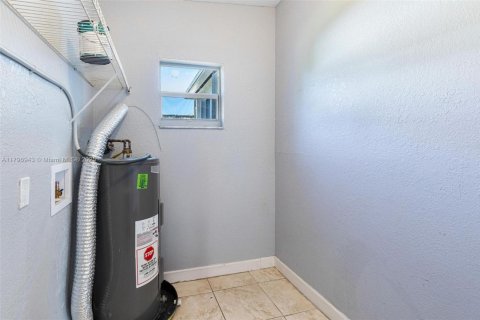 House in Hollywood, Florida 3 bedrooms, 69.68 sq.m. № 1683500 - photo 21