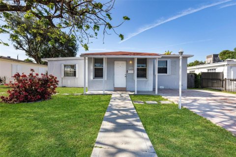 House in Hollywood, Florida 3 bedrooms, 69.68 sq.m. № 1683500 - photo 1